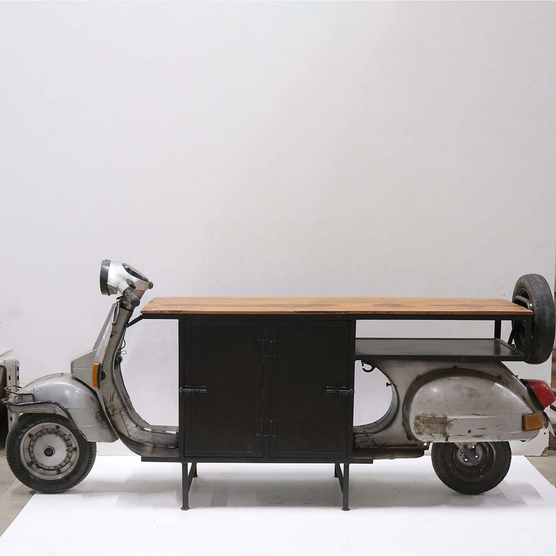 Nali Theke aus altem Scooter mit Schrank