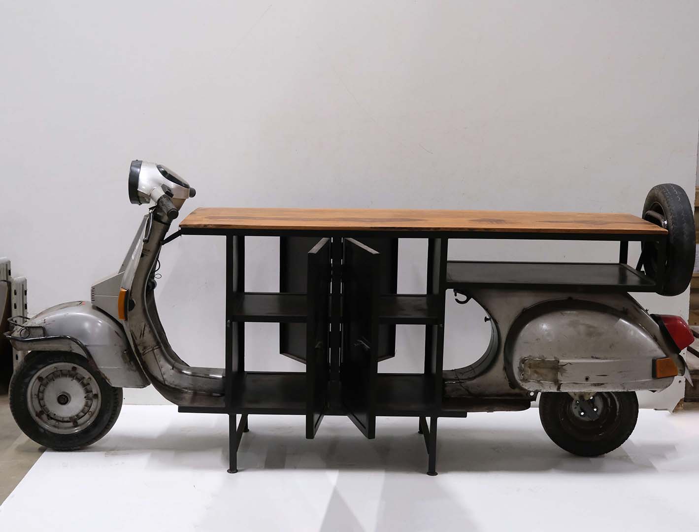Nali Theke aus altem Scooter mit Schrank