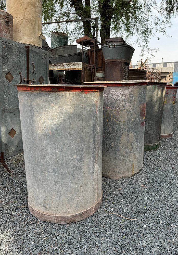 Alte Wasserfässer aus Eisen