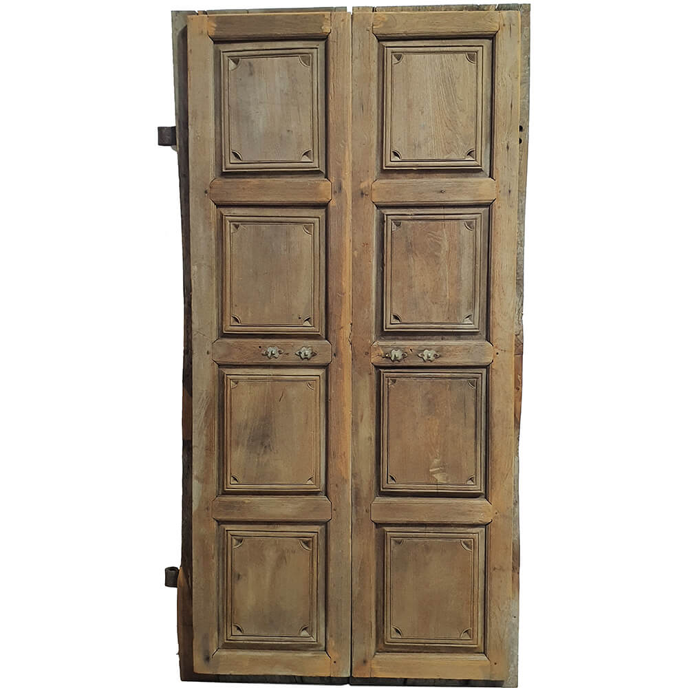 Alte Holztür mit Schnitzereien