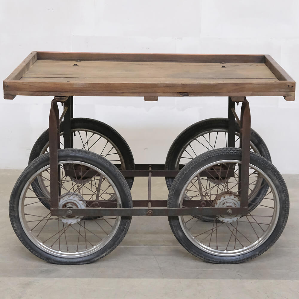 Alter Holzwagen mit 4 Gummirädern