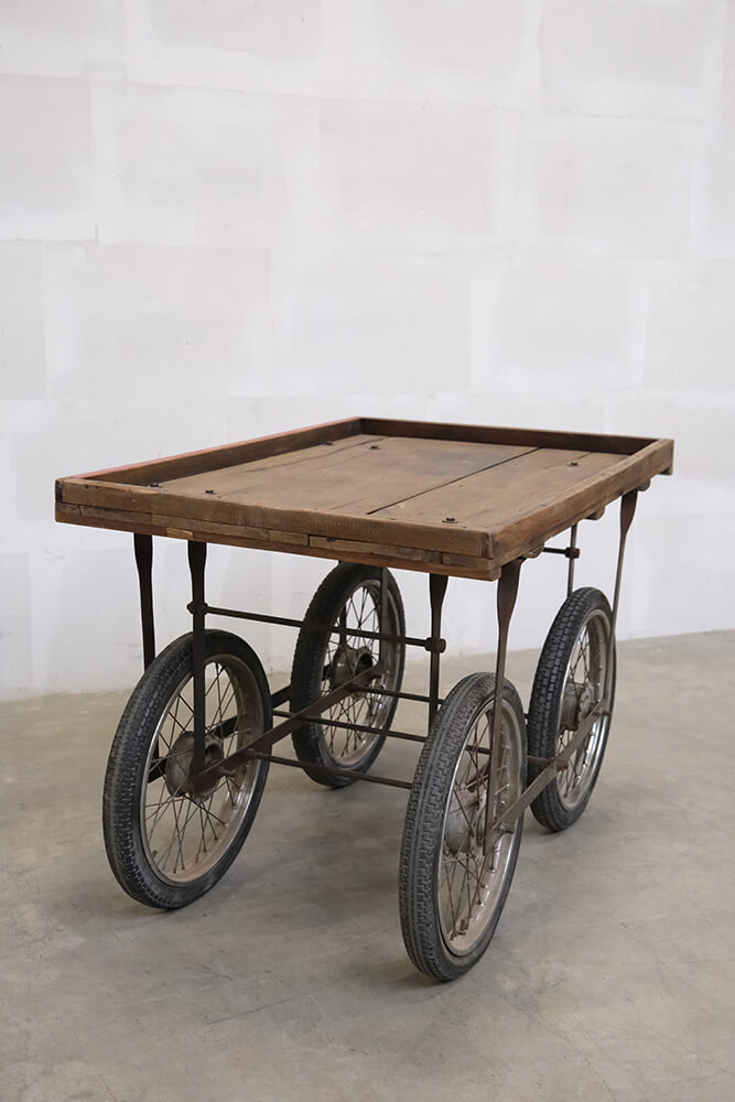 Alter Holzwagen mit 4 Gummirädern