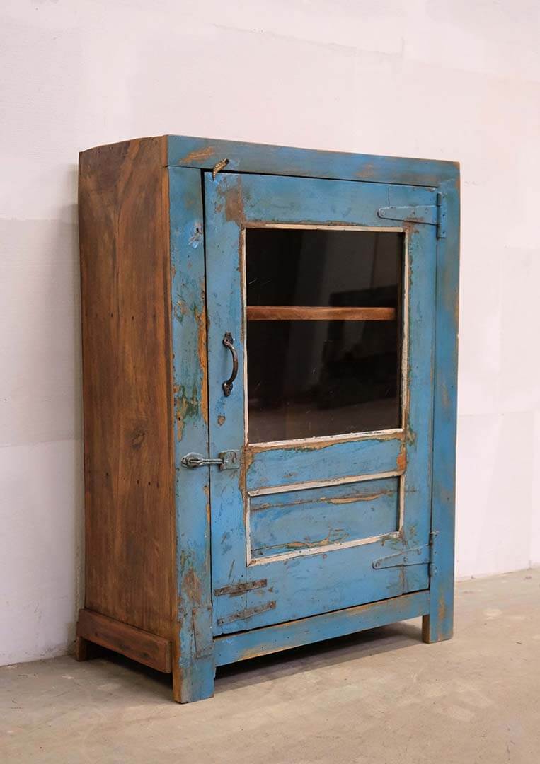 Blaue Vitrine