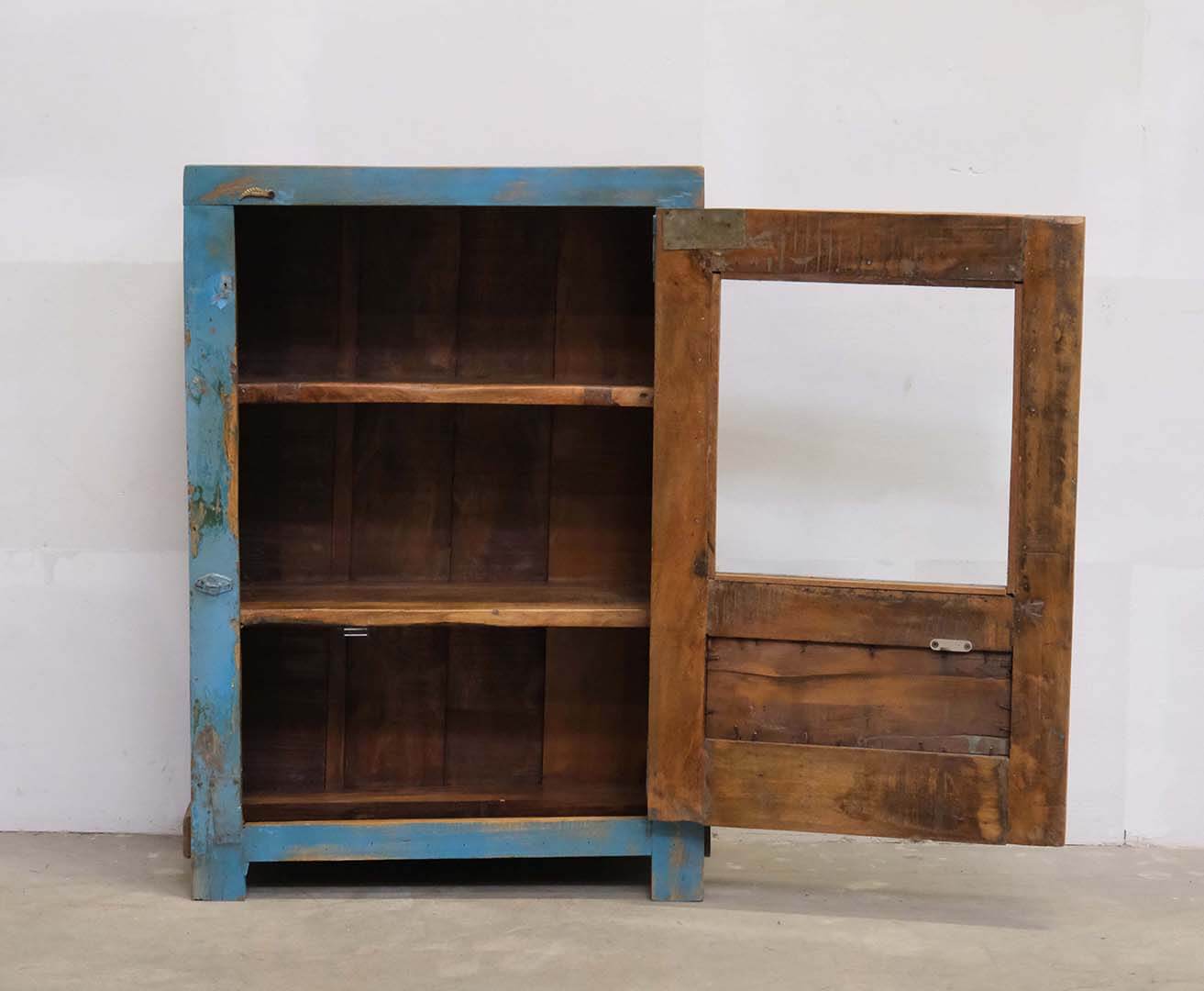 Blaue Vitrine