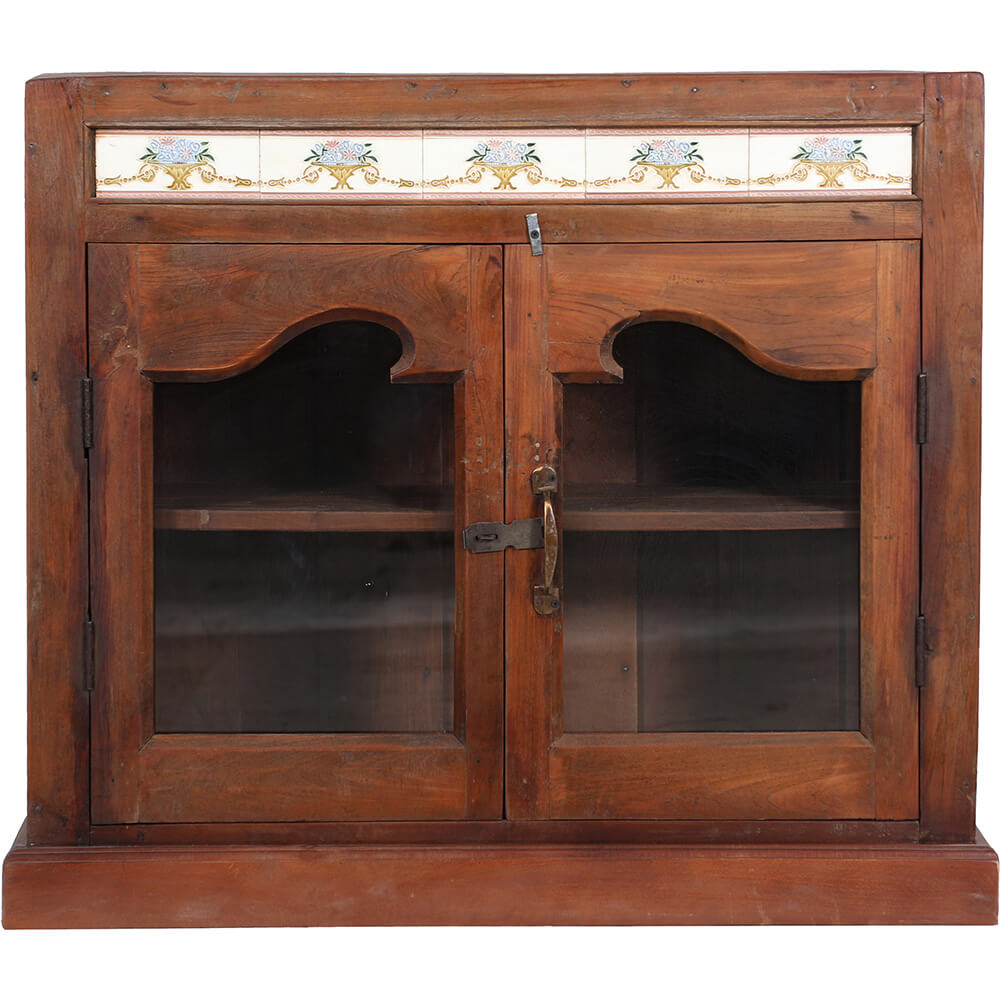 Vitrine mit Porzelandekoration