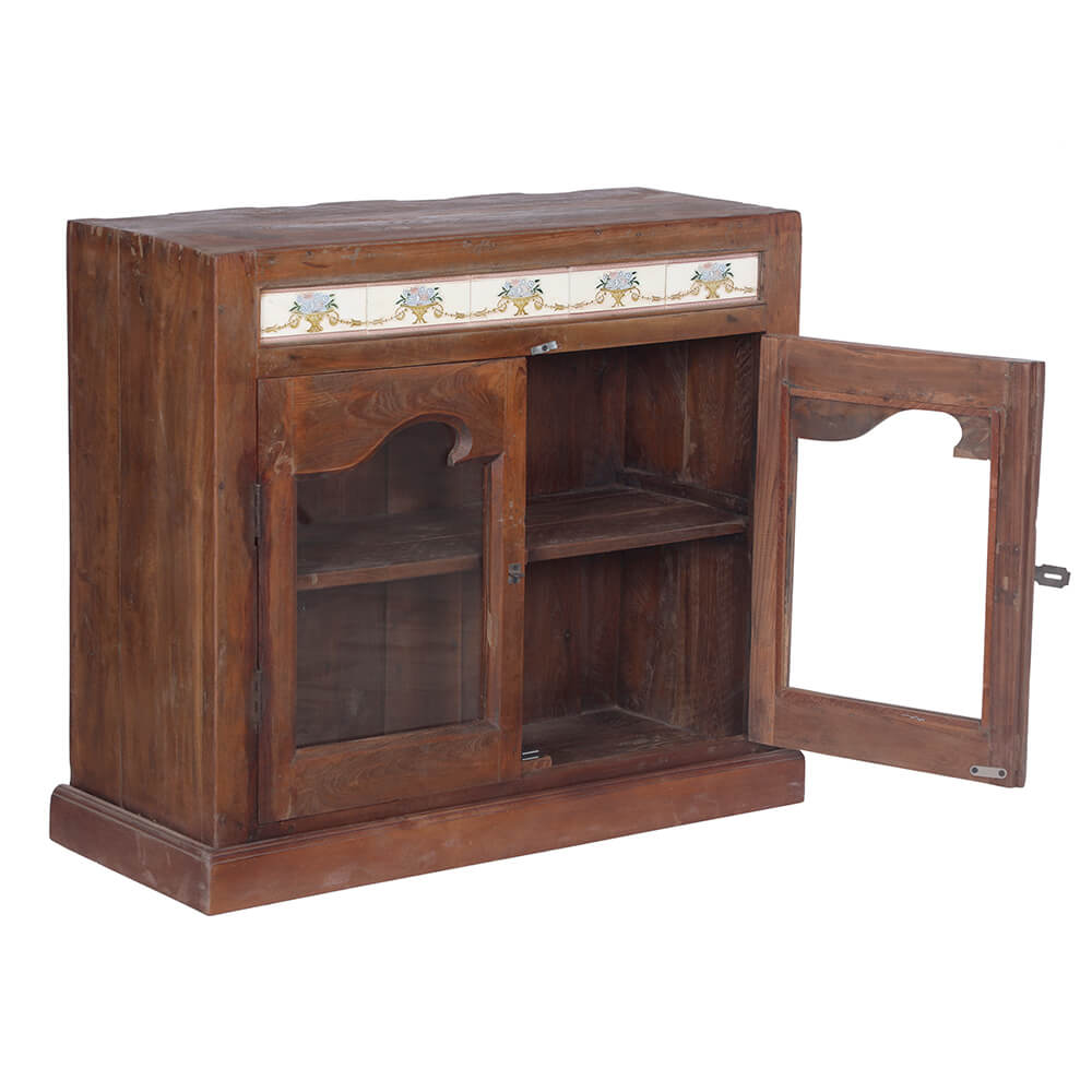 Vitrine mit Porzelandekoration
