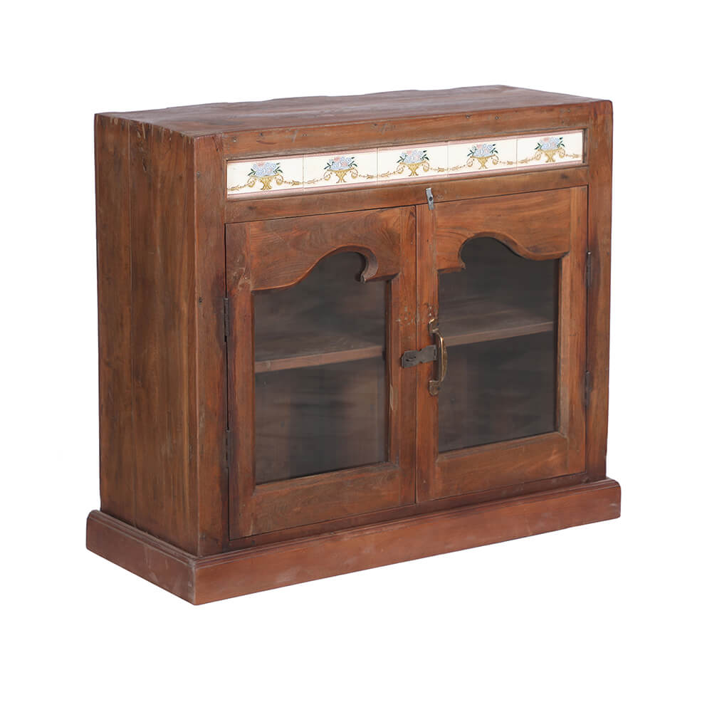 Vitrine mit Porzelandekoration
