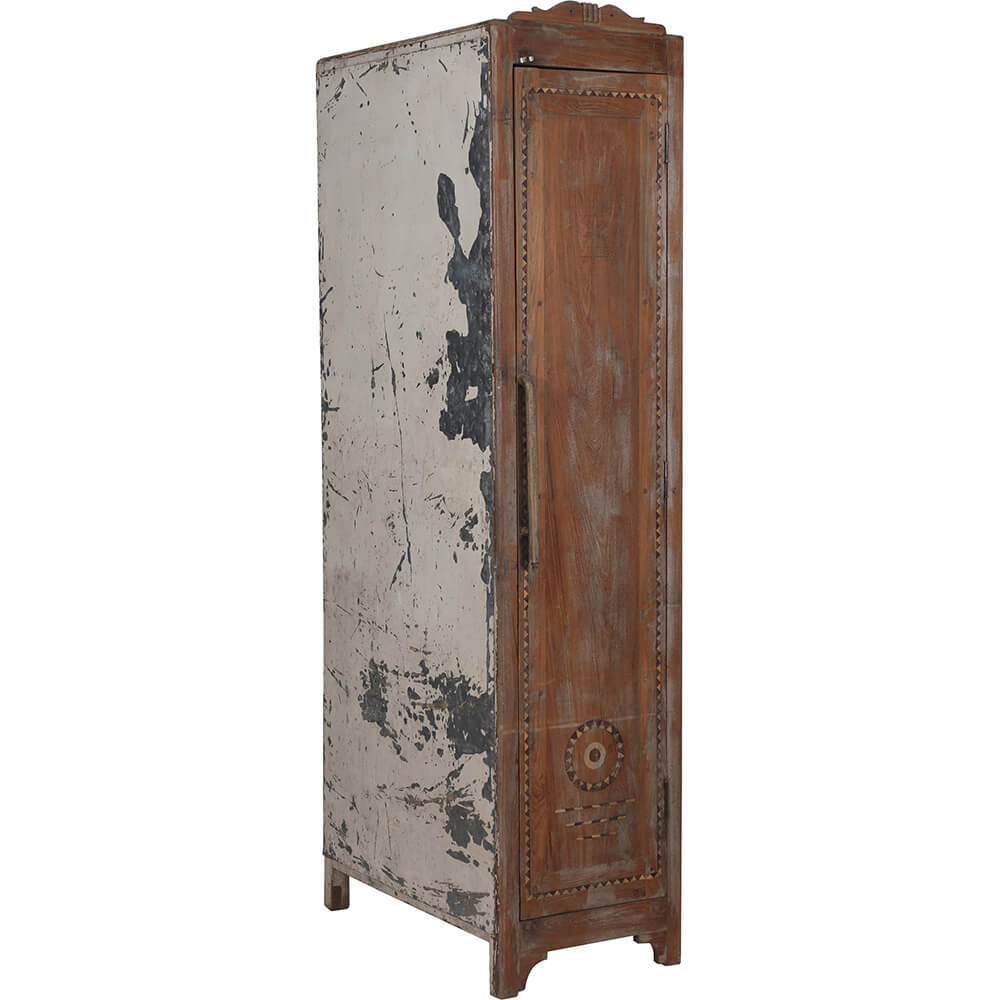 Hoher Schrank mit schönen Details