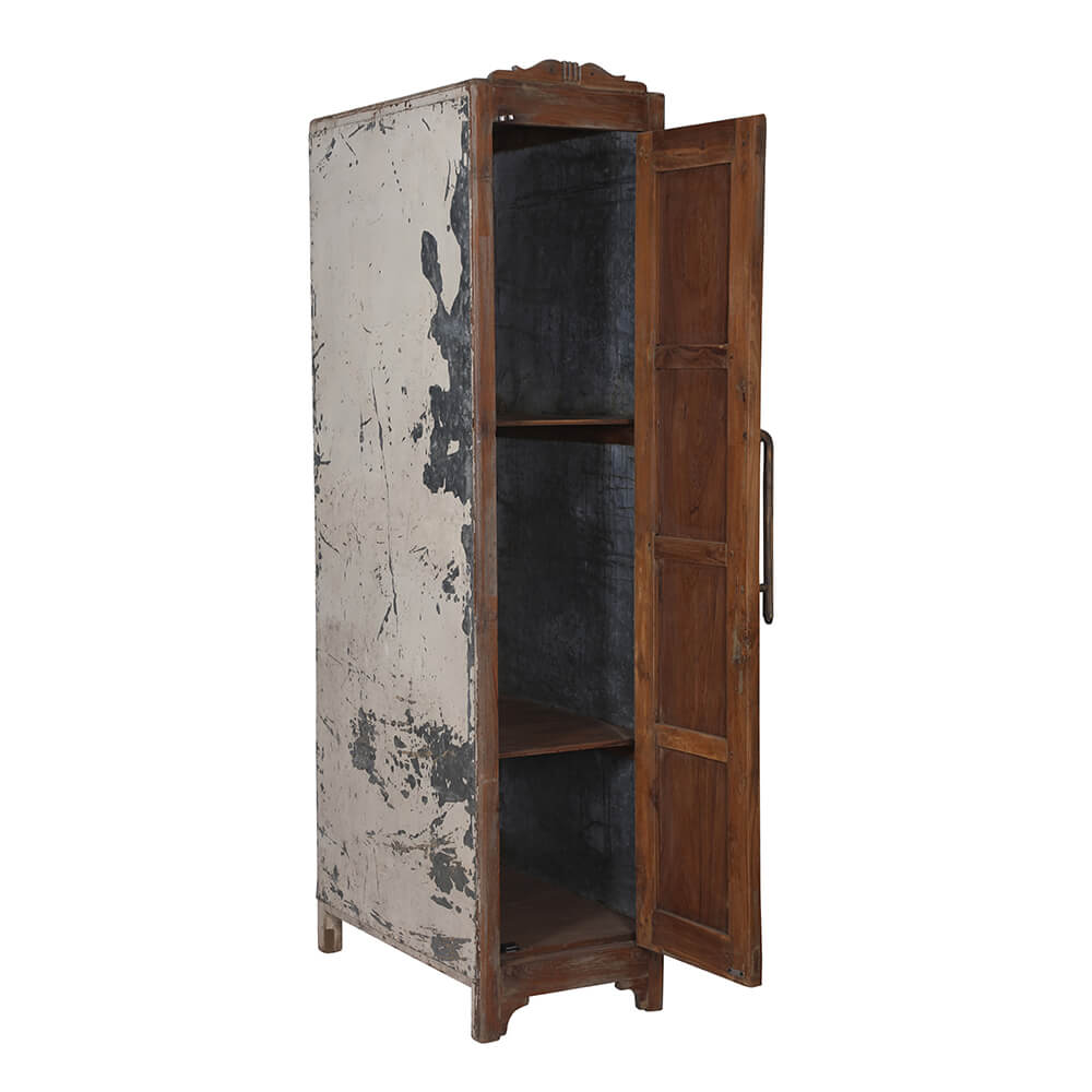 Hoher Schrank mit schönen Details