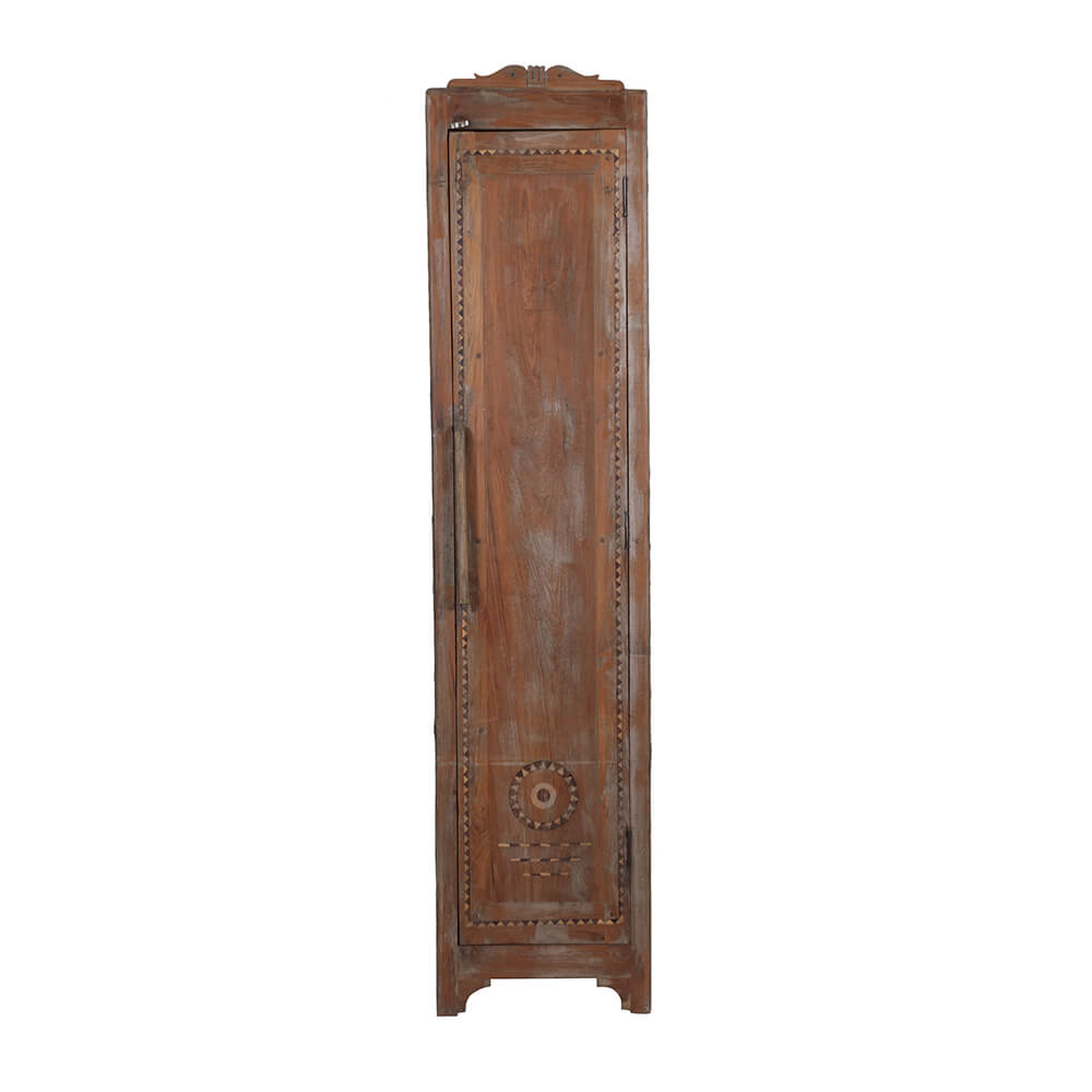 Hoher Schrank mit schönen Details