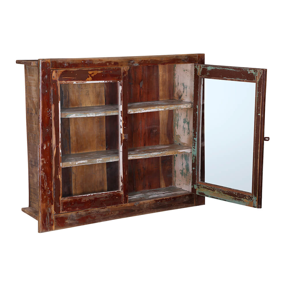 Wandschrank mit rustikaler Patina