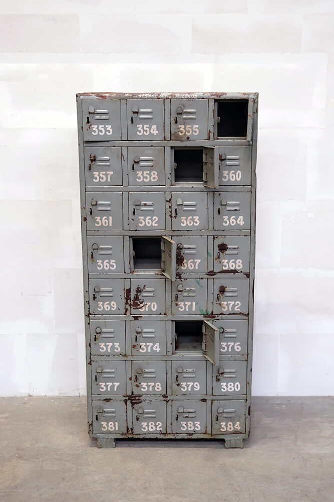 Spindschrank mit 32 Fächern