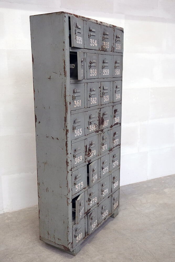 Spindschrank mit 32 Fächern