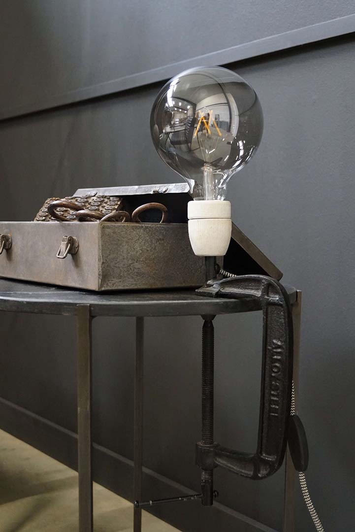 Crowe Tischlampe aus Schraubzwinge - Upcycling