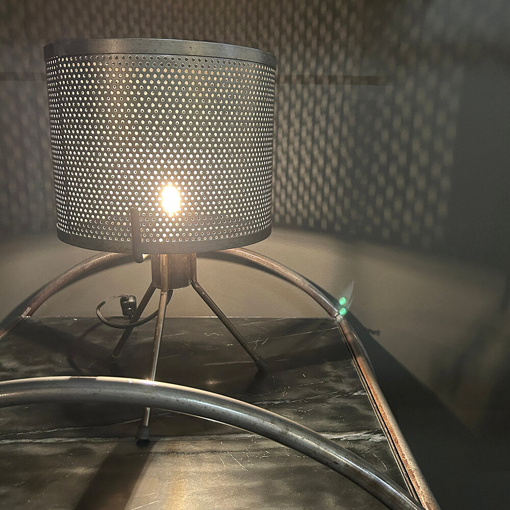 Kelly Tischlampe mit perforiertem Schirm