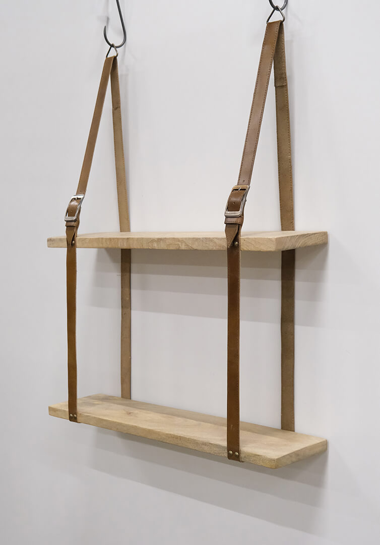 Antoni Wandregal mit zwei Fächern