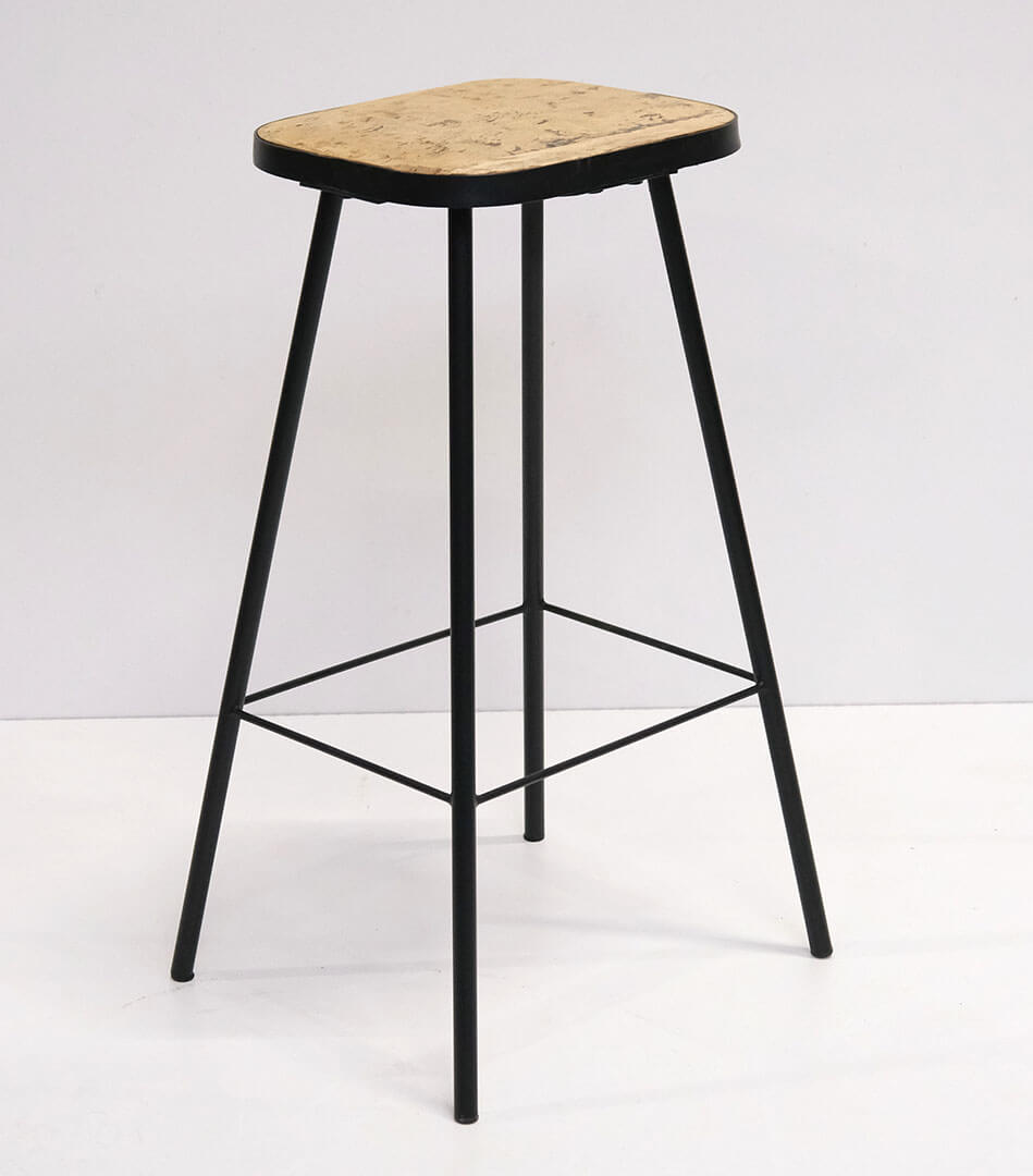 Hoher Barhocker mit Holzsitz