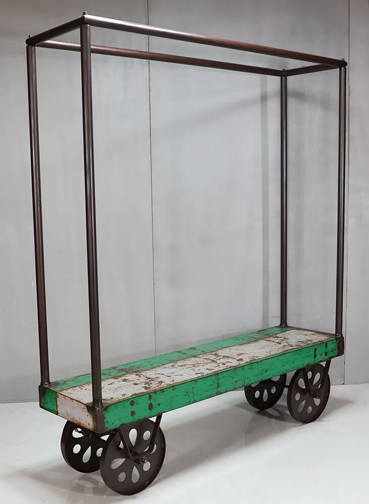 Industrieller und einzigartiger Kleiderständer