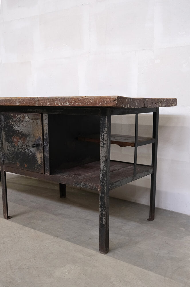 Rustikale Theke aus einem alten Spindschrank