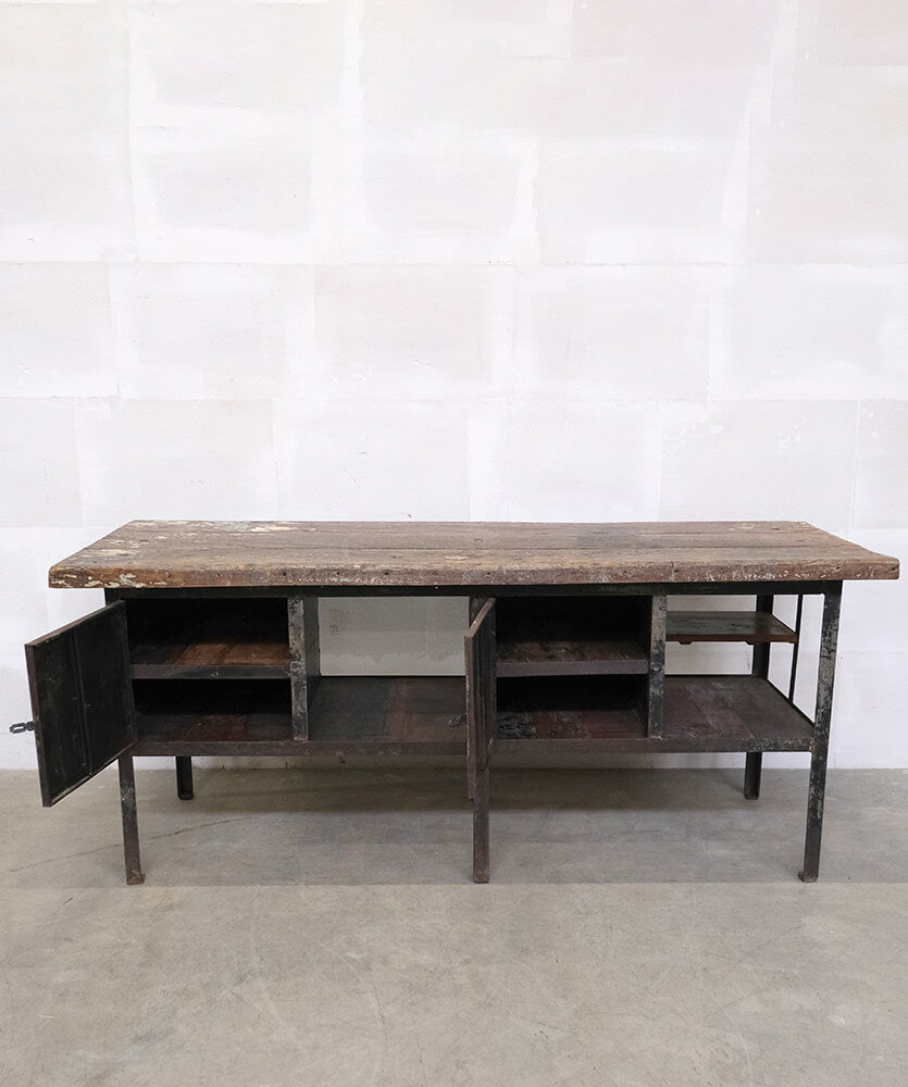 Rustikale Theke aus einem alten Spindschrank