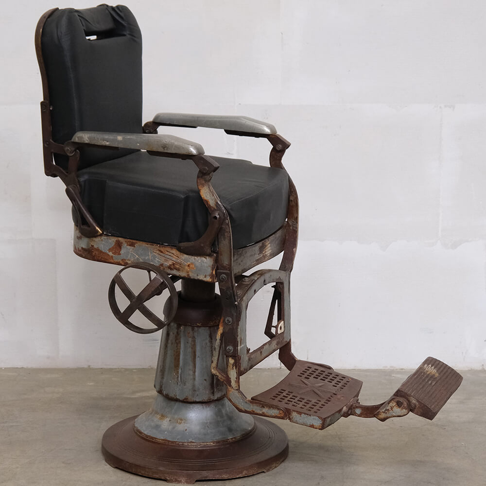 Alter Friseurstuhl mit Patina