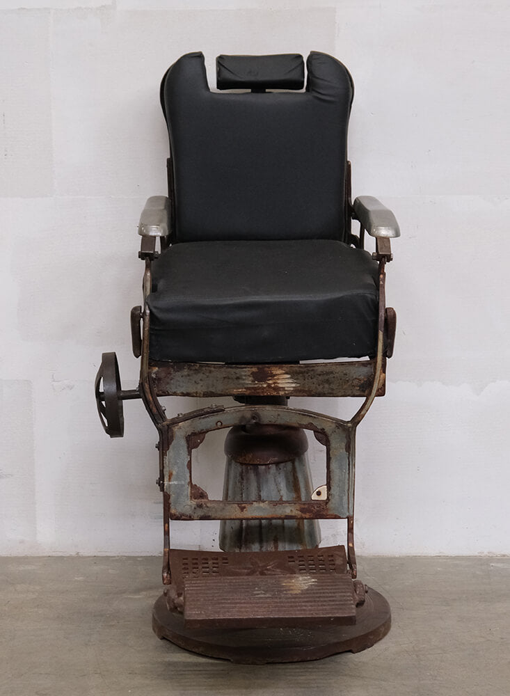Alter Friseurstuhl mit Patina