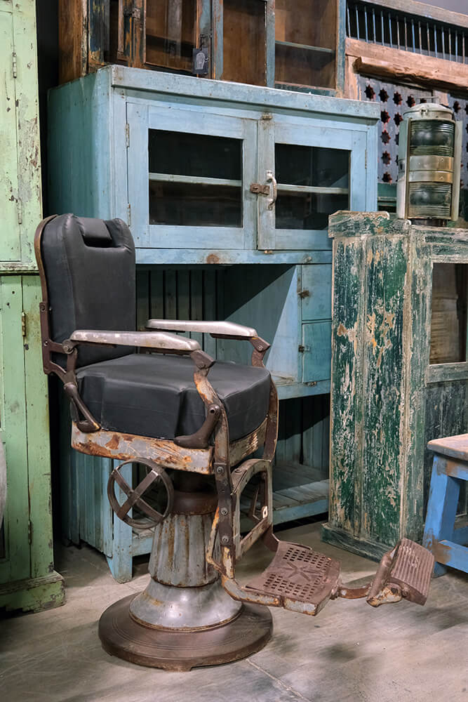 Alter Friseurstuhl mit Patina