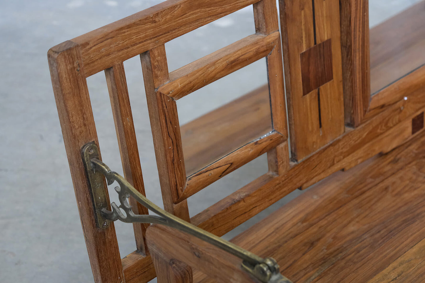 Einzigartige Bank mit drehbarer Rückenlehne