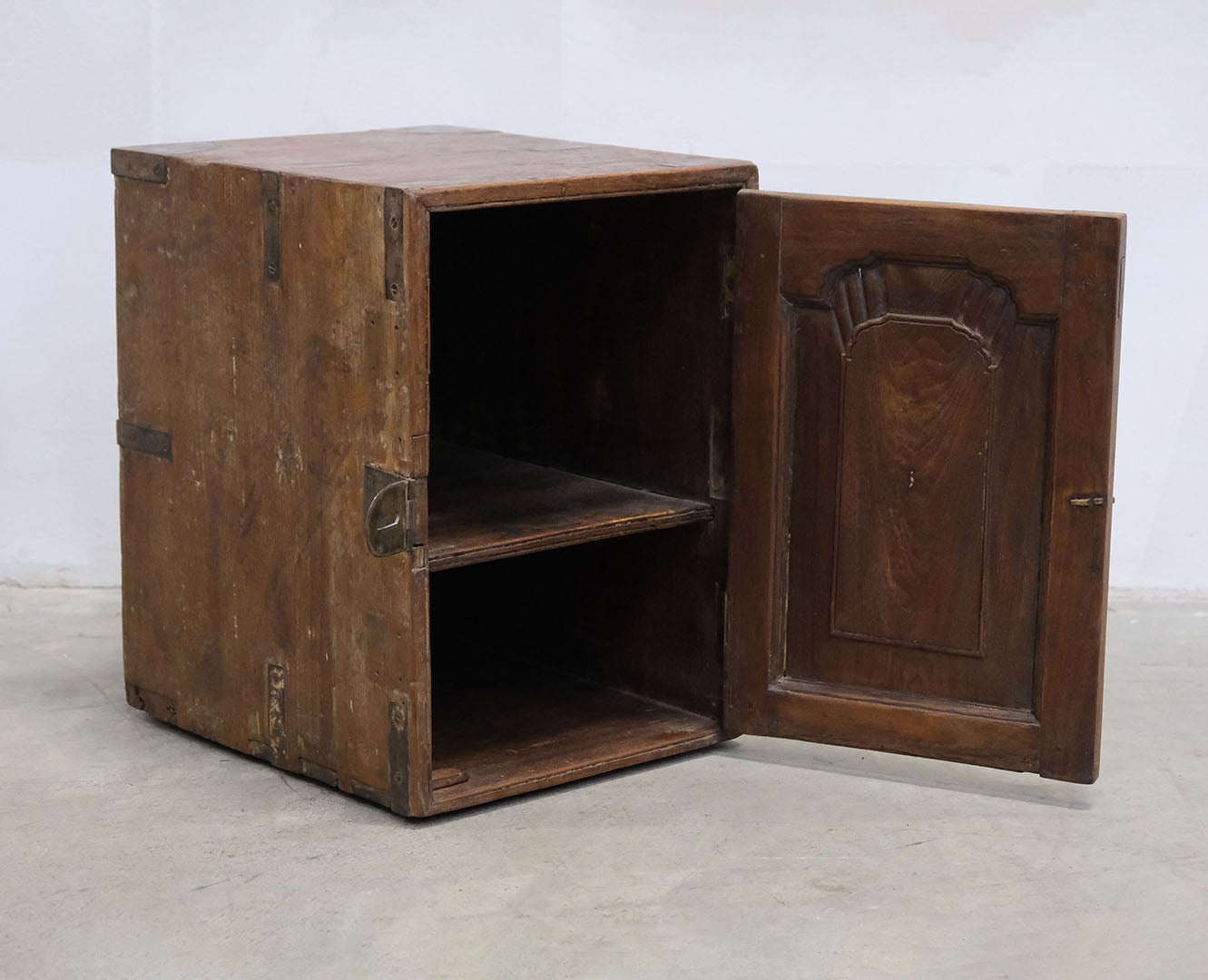 Kleiner dekorativer Wandschrank