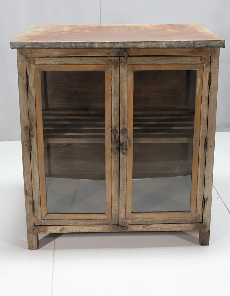 Vitrine mit roher Eisenplatte