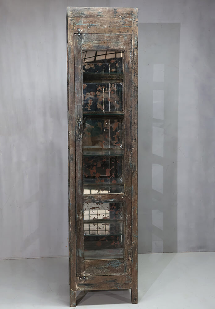 Vitrinenschrank mit Glasfächern