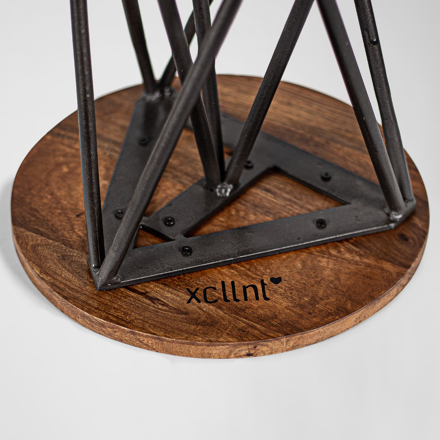 Graceful Grace – Handmade Industrie-Design Hocker aus Metall mit Holzsitz in schwarz
