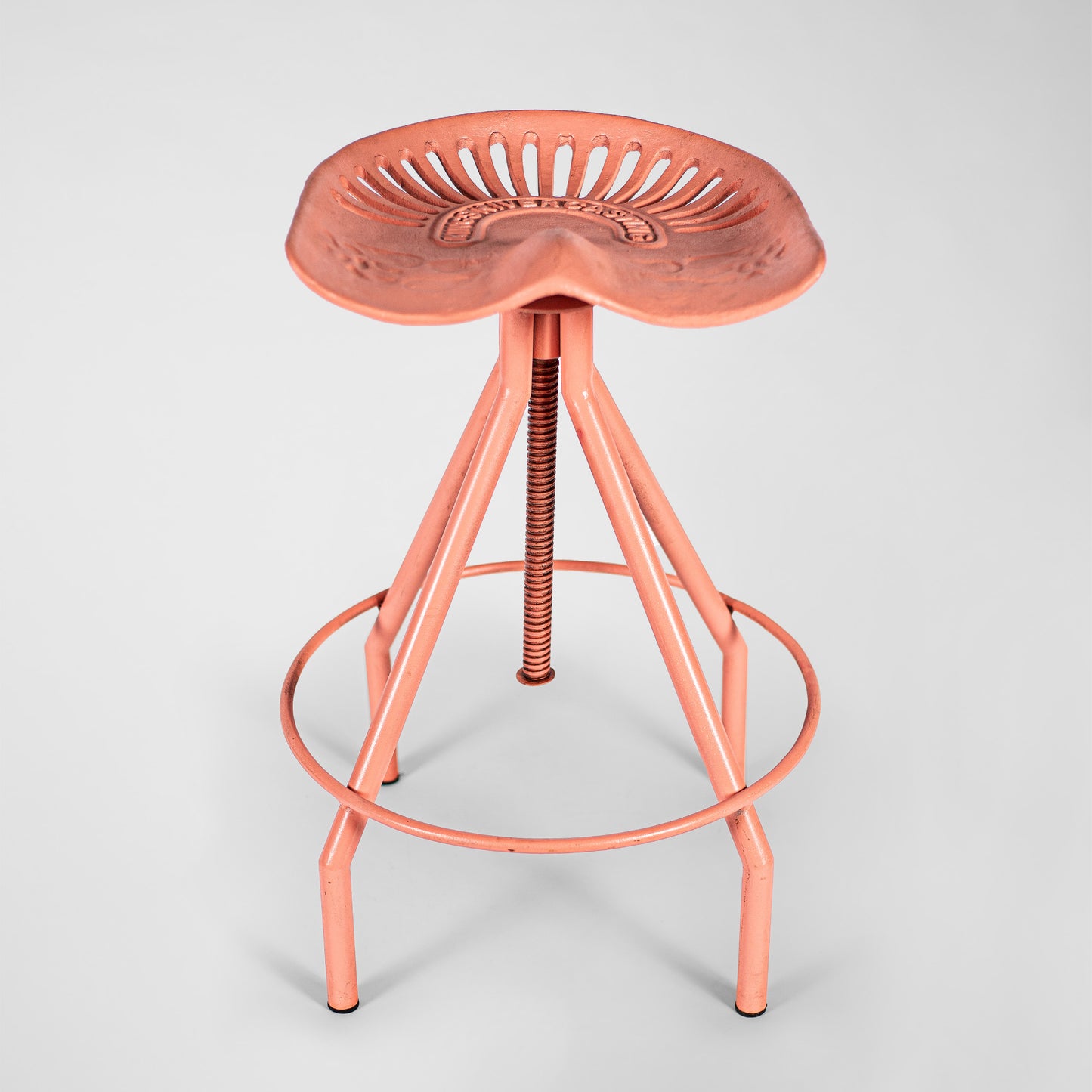 Greta Grease – Handmade Industrie-Design Dreh-Hocker aus Metall in flamingo rot