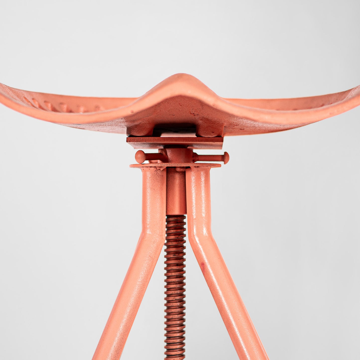 Greta Grease – Handmade Industrie-Design Dreh-Hocker aus Metall in flamingo rot