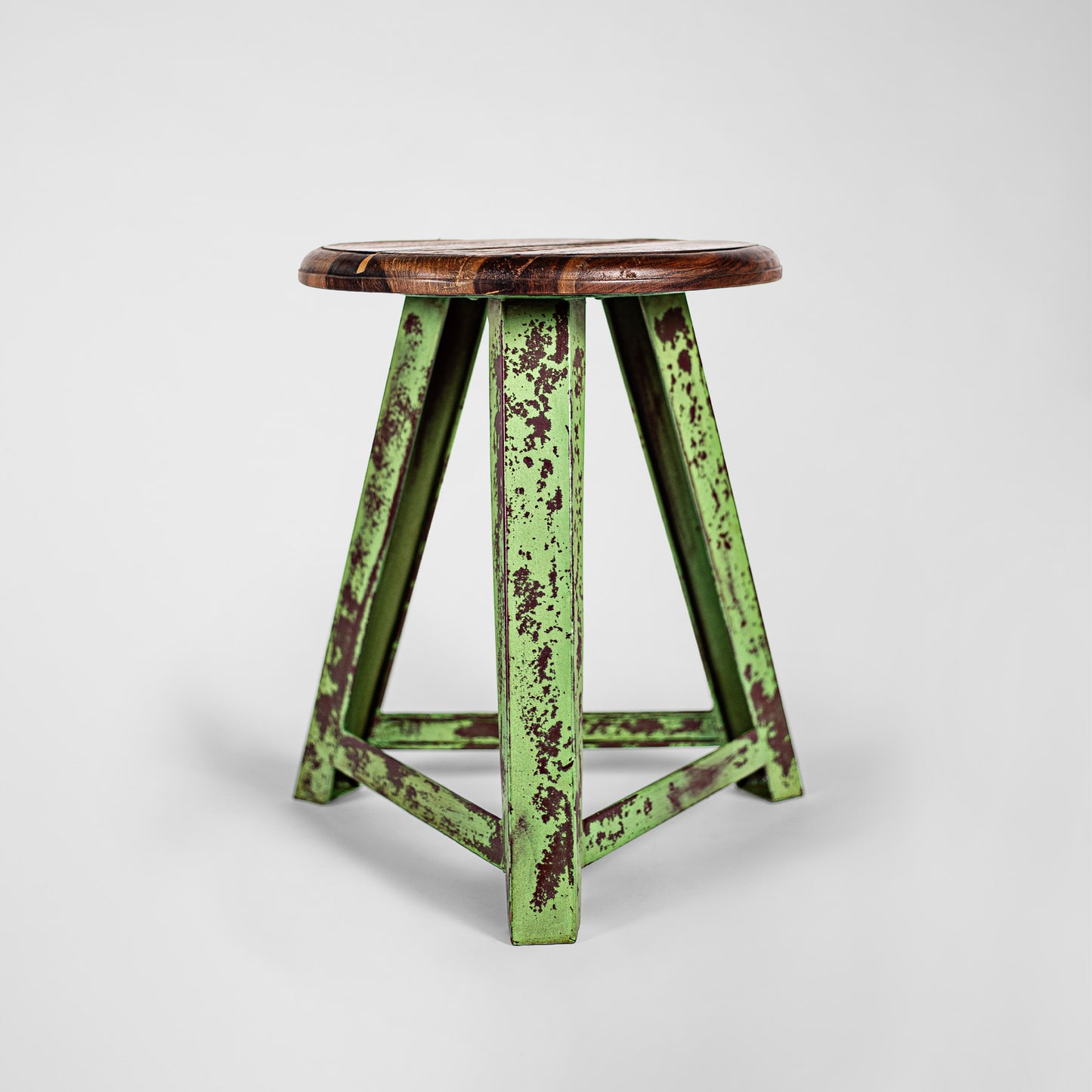 Hank the Tank – Handmade Industrie-Design Hocker aus Metall mit Holzsitz in vintage grün