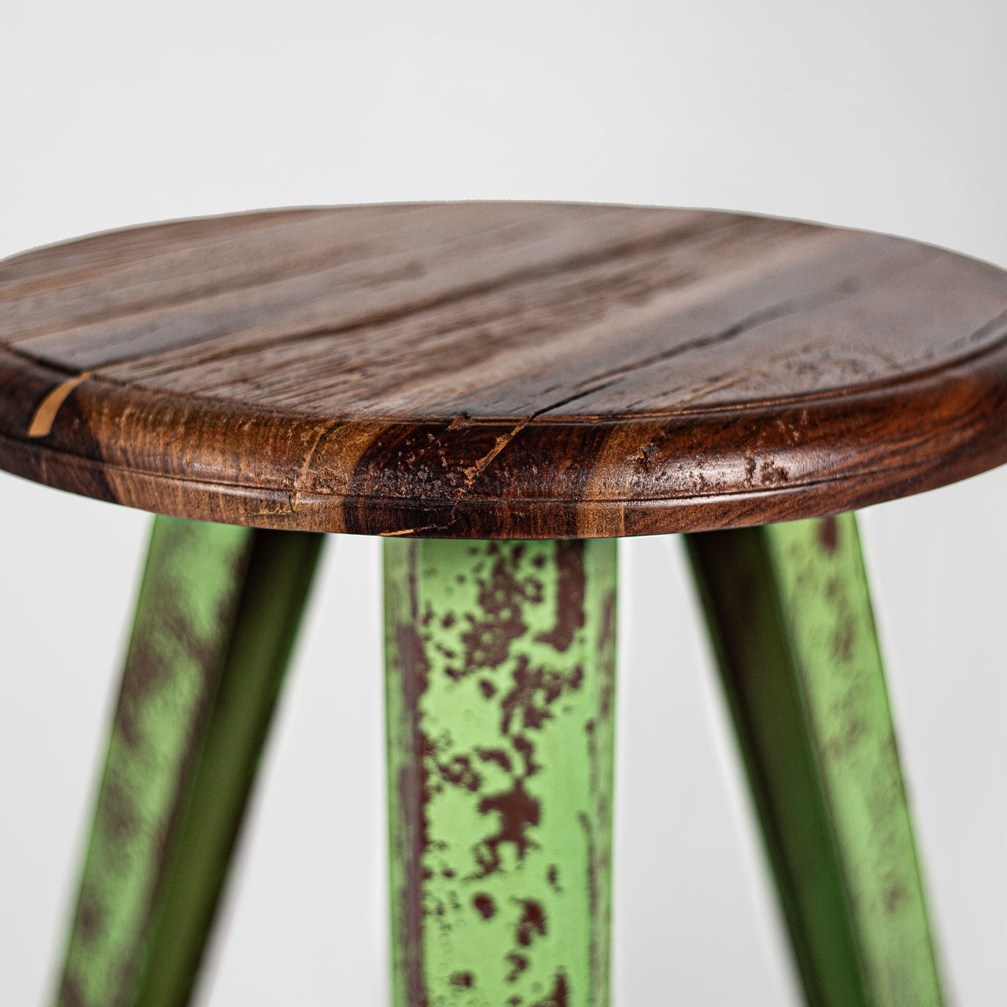 Hank the Tank – Handmade Industrie-Design Hocker aus Metall mit Holzsitz in vintage grün