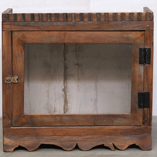 Schlichter Wandschrank mit Patina