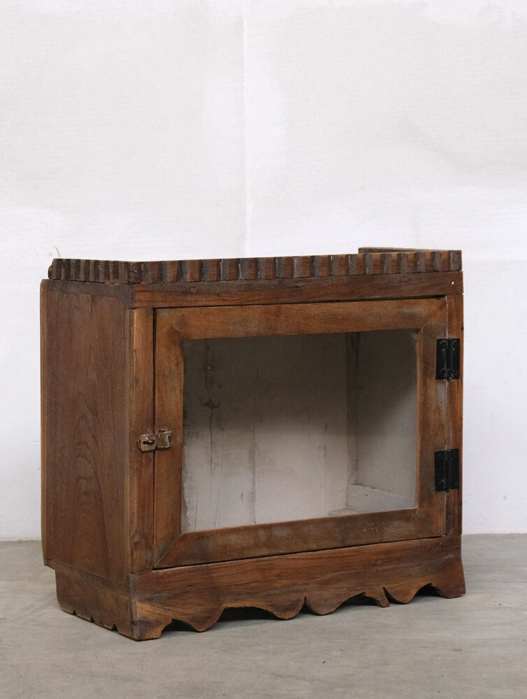 Schlichter Wandschrank mit Patina