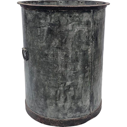 Alte Wasserfässer aus Eisen