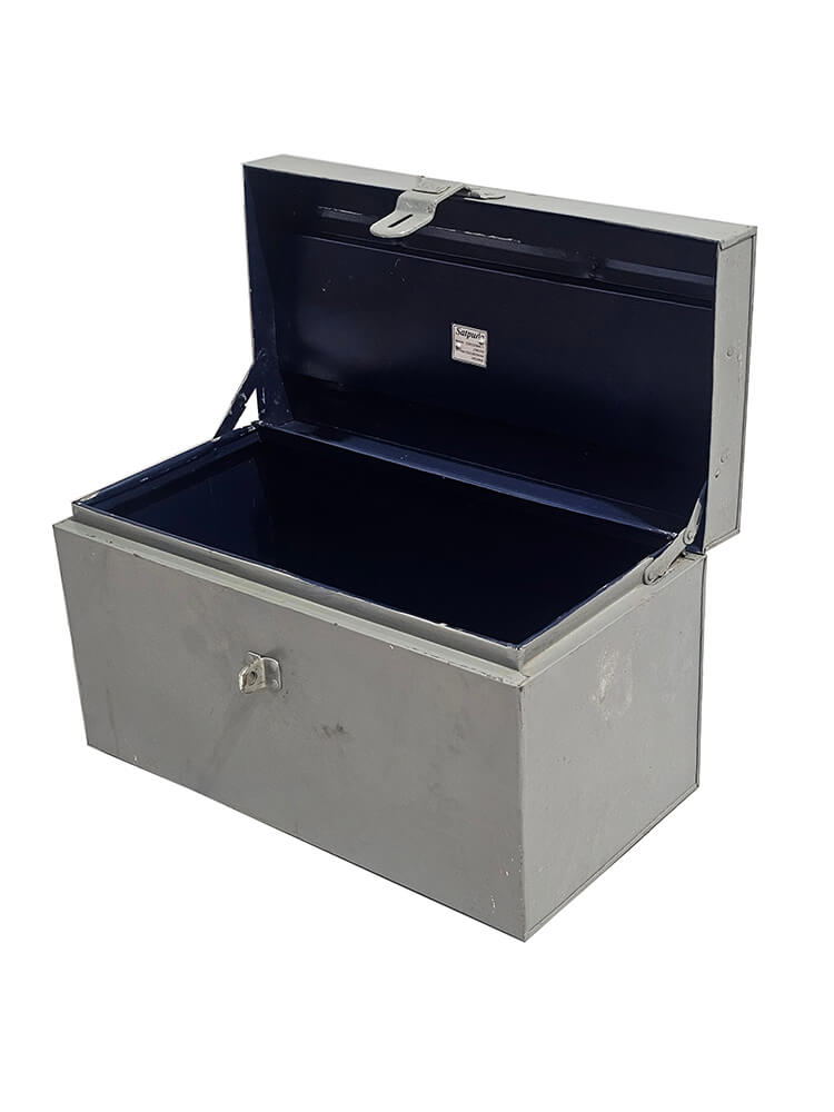 Alte Metallkisten von Air India