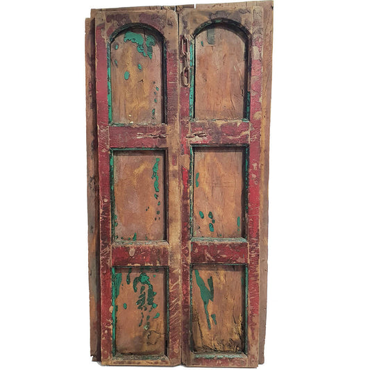 Holztür mit grüner und roter Patina