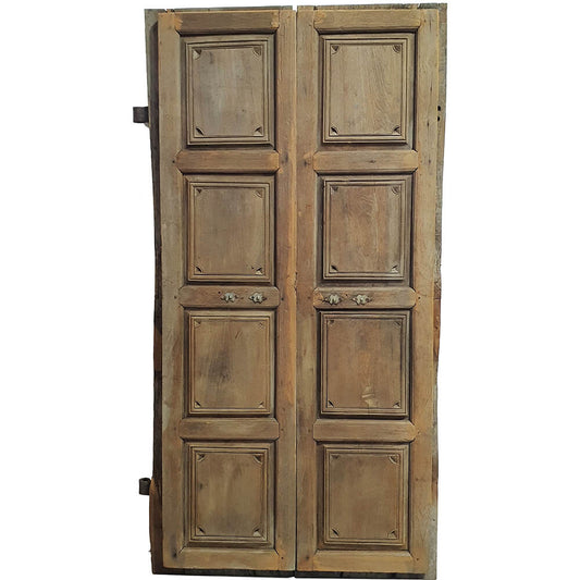 Alte Holztür mit Schnitzereien