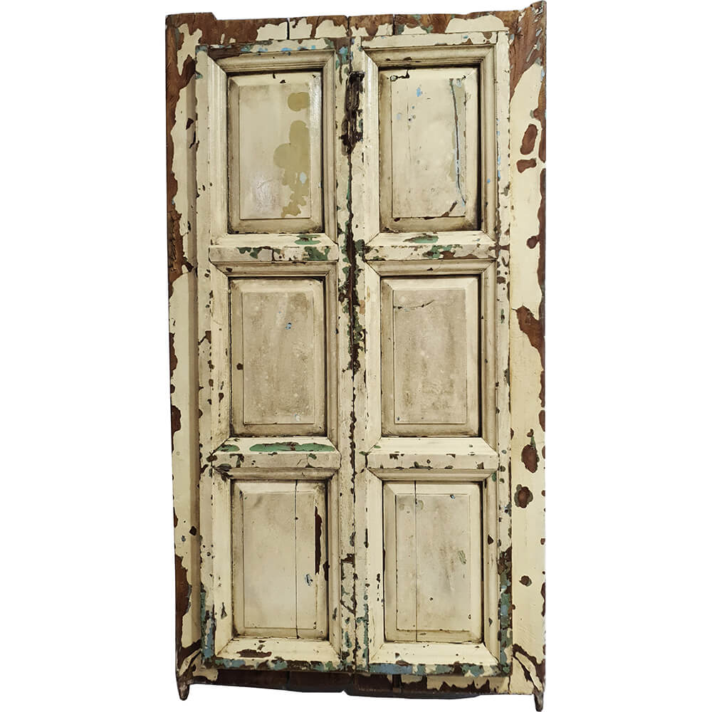 Alte Holztür mit Schichten voller Charme