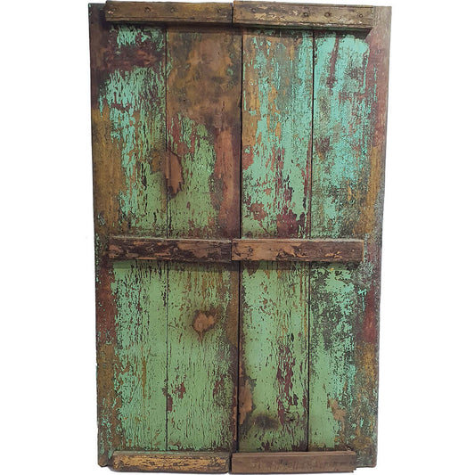 Grüne Holztür mit Patina und Persönlichkeit