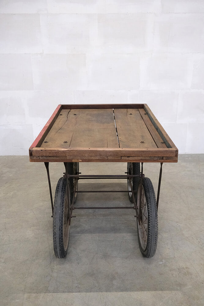 Alter Holzwagen mit 4 Gummirädern