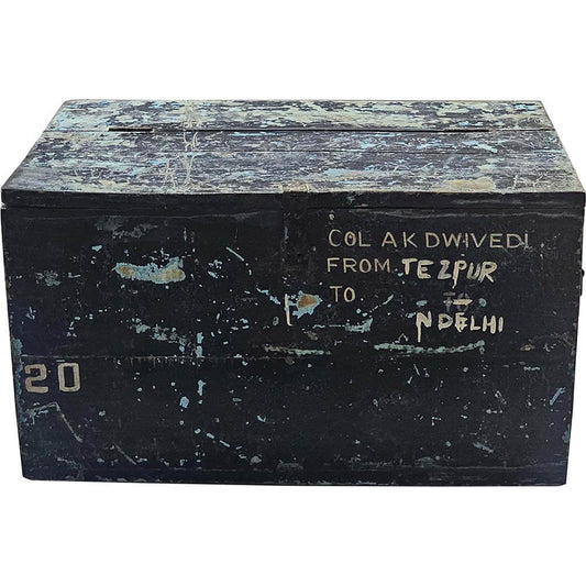Schwarze Holzkiste mit Deckel