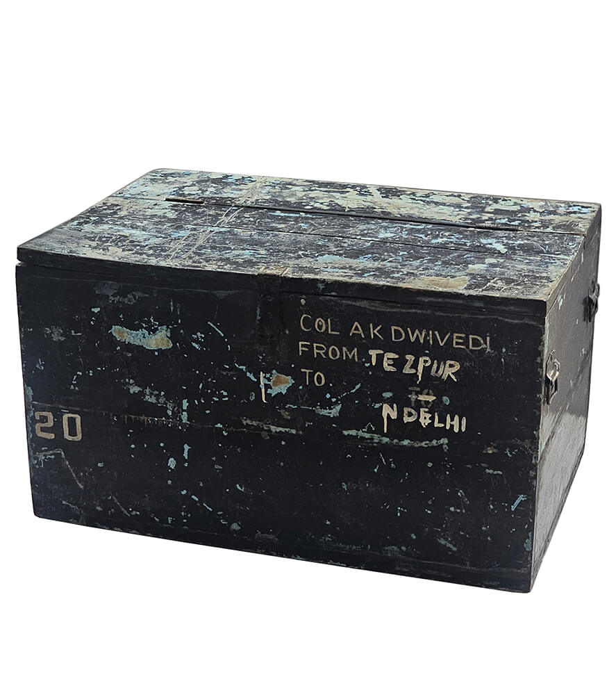 Schwarze Holzkiste mit Deckel