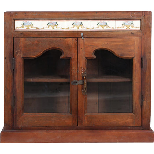 Vitrine mit Porzelandekoration