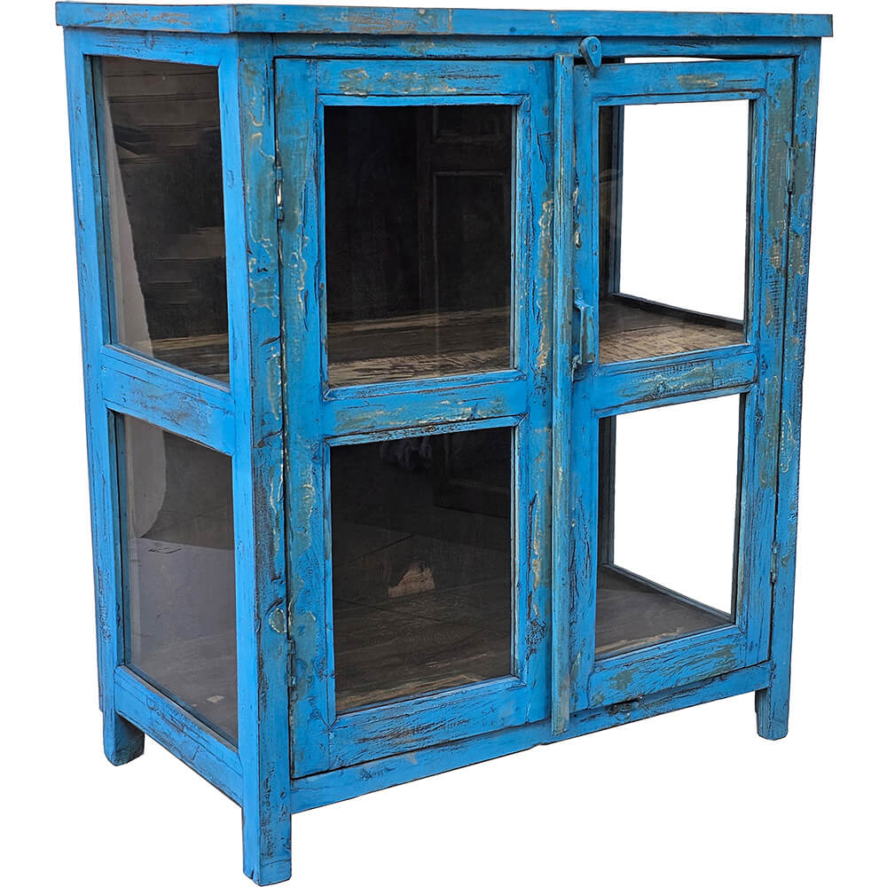 Blaue Vitrine mit Glasfront und -Seiten