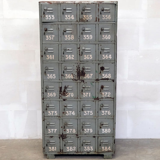 Spindschrank mit 32 Fächern